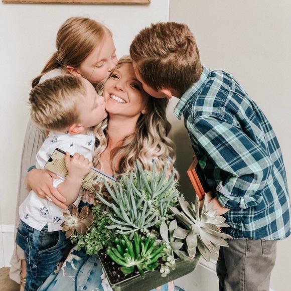 Meet your Posher, Courtney - Picture 3 of 5